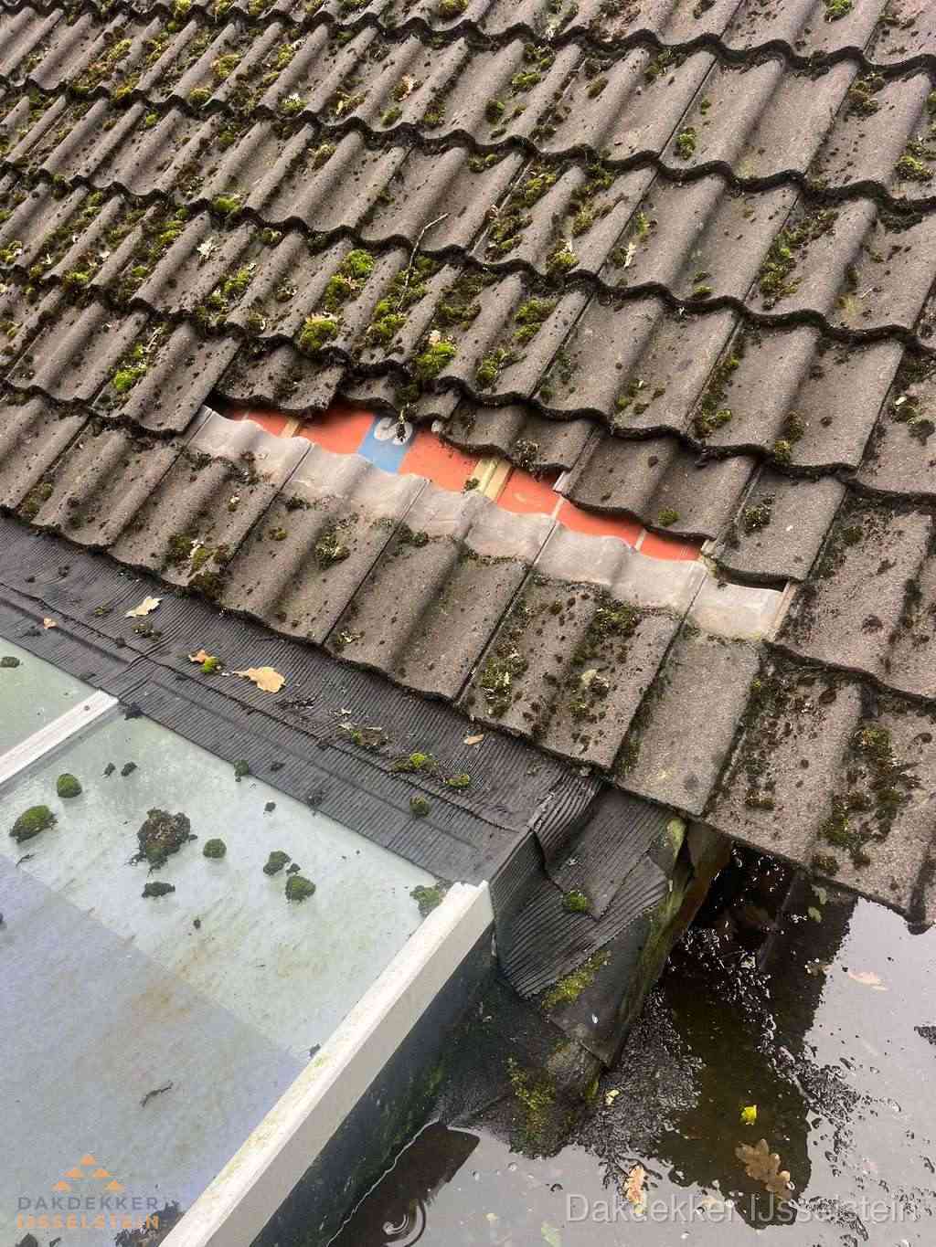 Beschadigd pannendak met ontbrekende dakpannen voor reparatie in IJsselstein