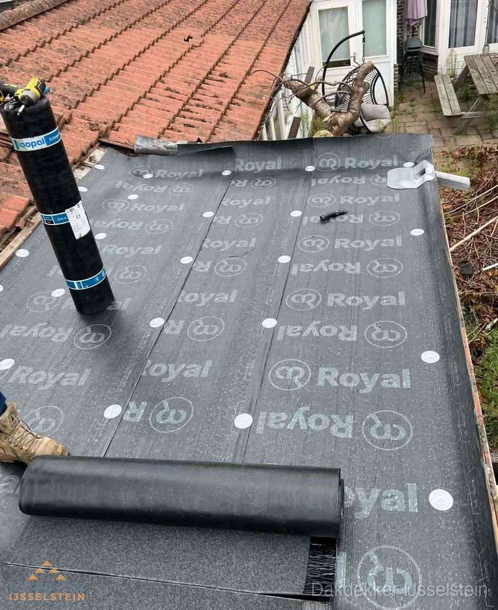 Plat dak met nieuwe bitumen dakbedekking en brandgereedschap in IJsselstein