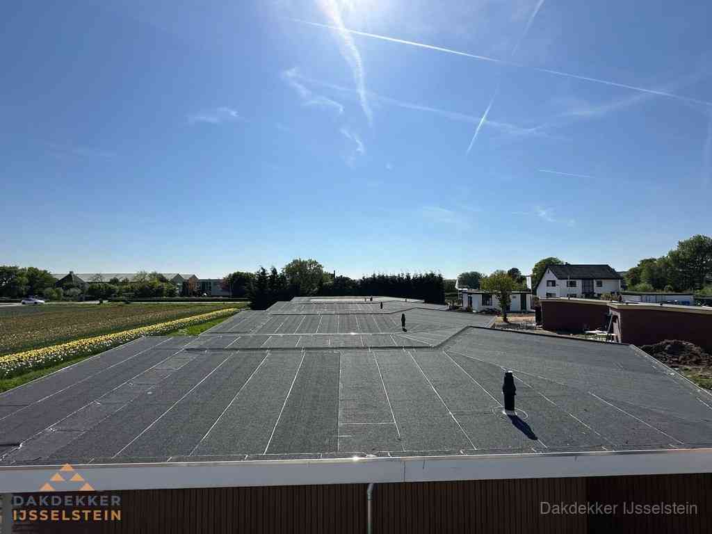 Groot plat dak met bitumen dakbedekking op bedrijfspand in IJsselstein