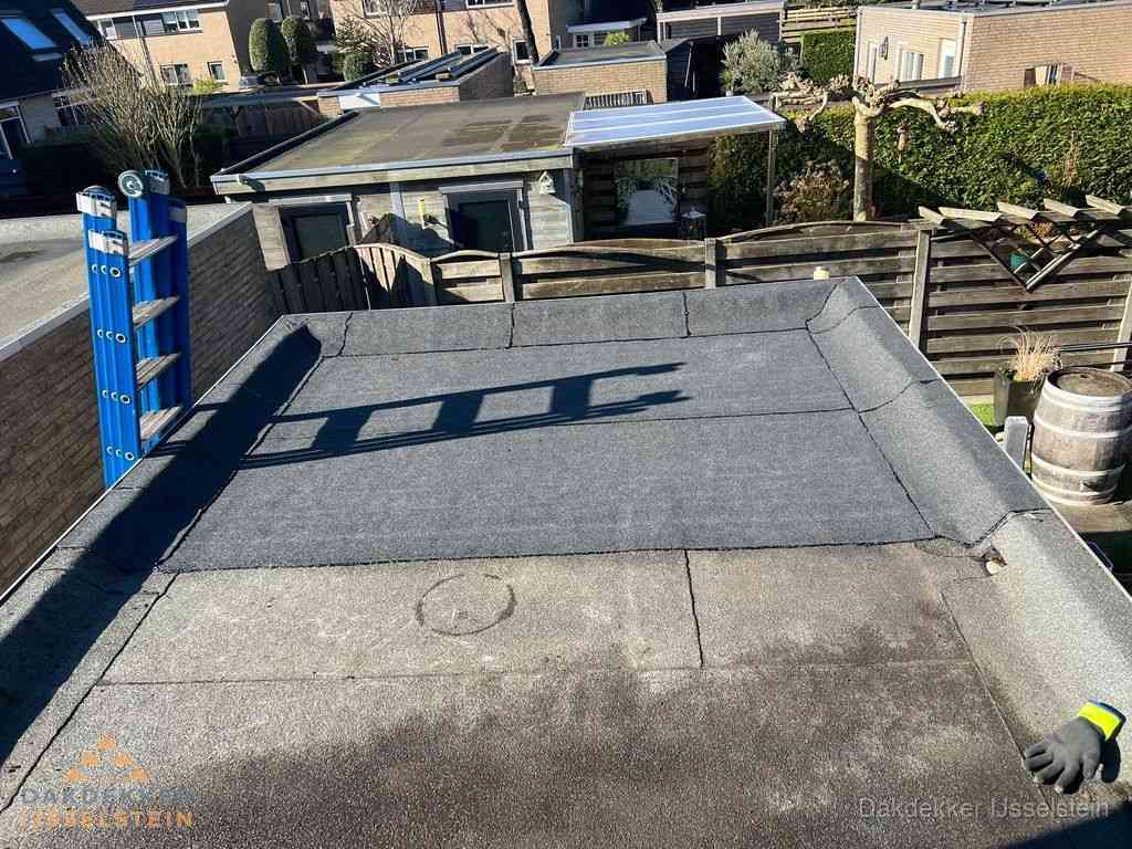 Dakdekker legt onderlaag op plat dak met houten constructie in IJsselstein