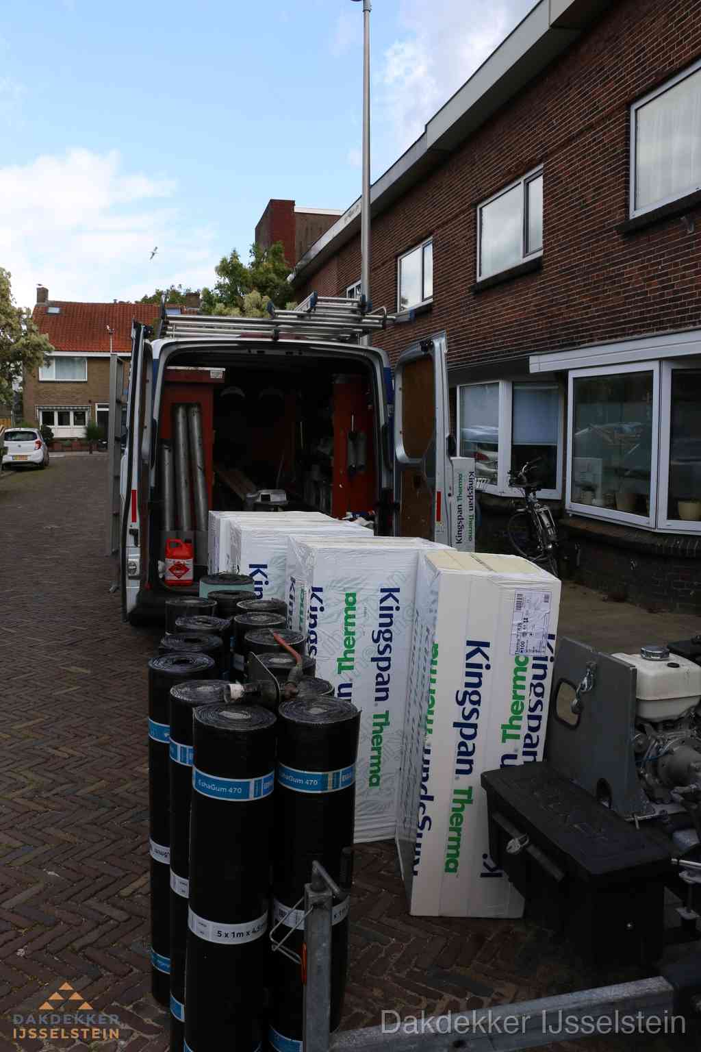 Plat dak met bitumen dakbedekking en brander in IJsselstein