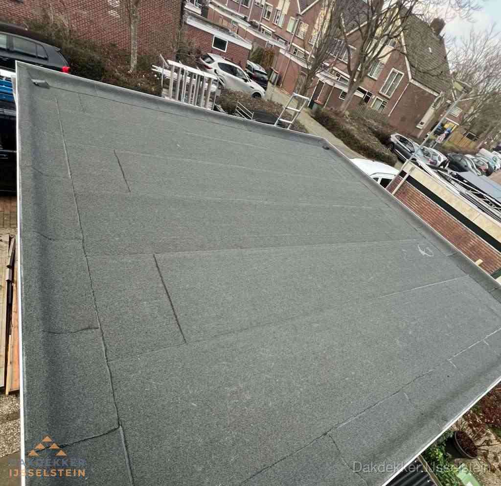 Nieuwe bitumen dakbedekking op plat dak van garage in IJsselstein