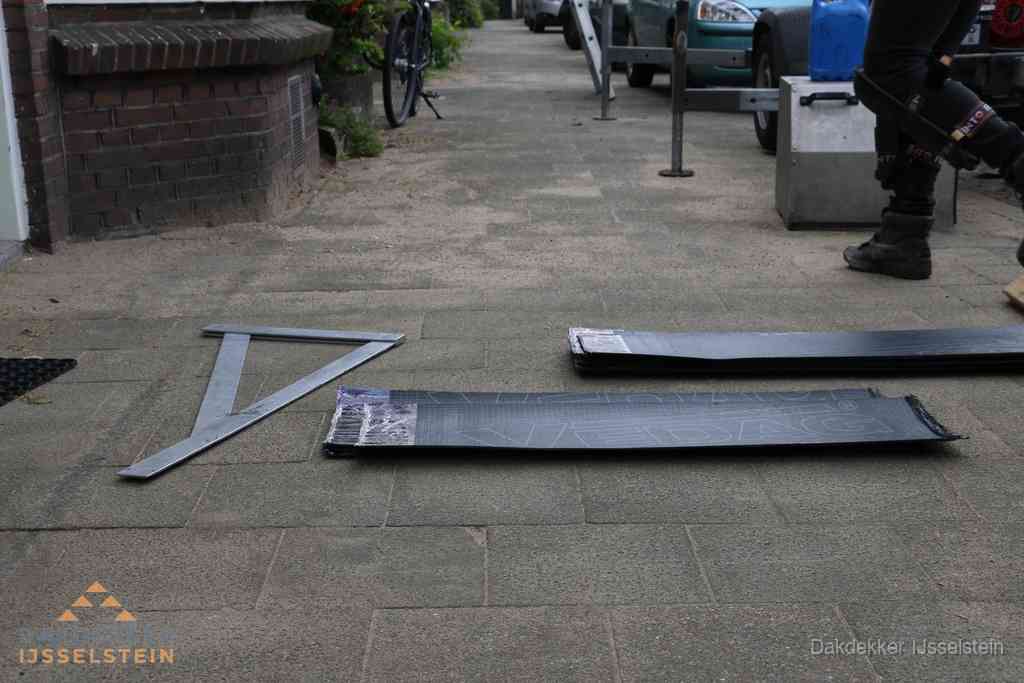 Dakbedekkingsmateriaal en zinkwerk klaargelegd voor reparatie in IJsselstein