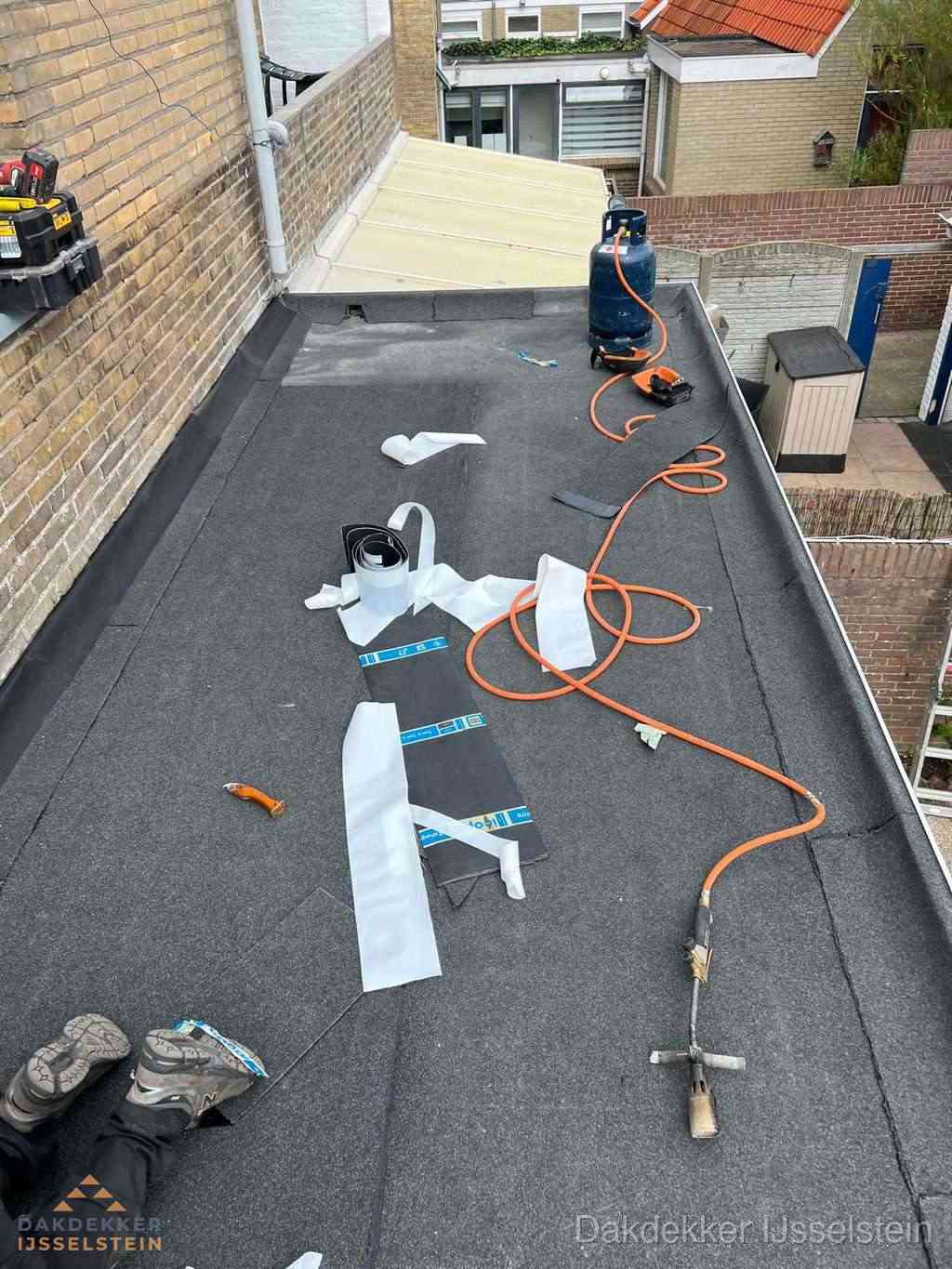Dakdekker brengt EPDM dakbedekking aan op plat dak in IJsselstein