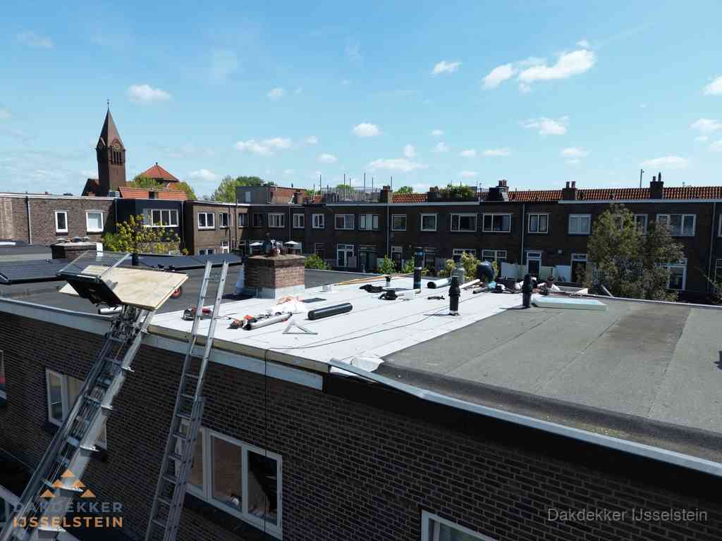 Dakdekkers aan het werk op plat dak in IJsselstein