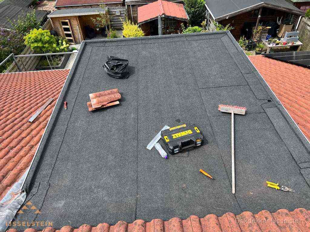 Nieuw plat dak met bitumen dakbedekking in IJsselstein