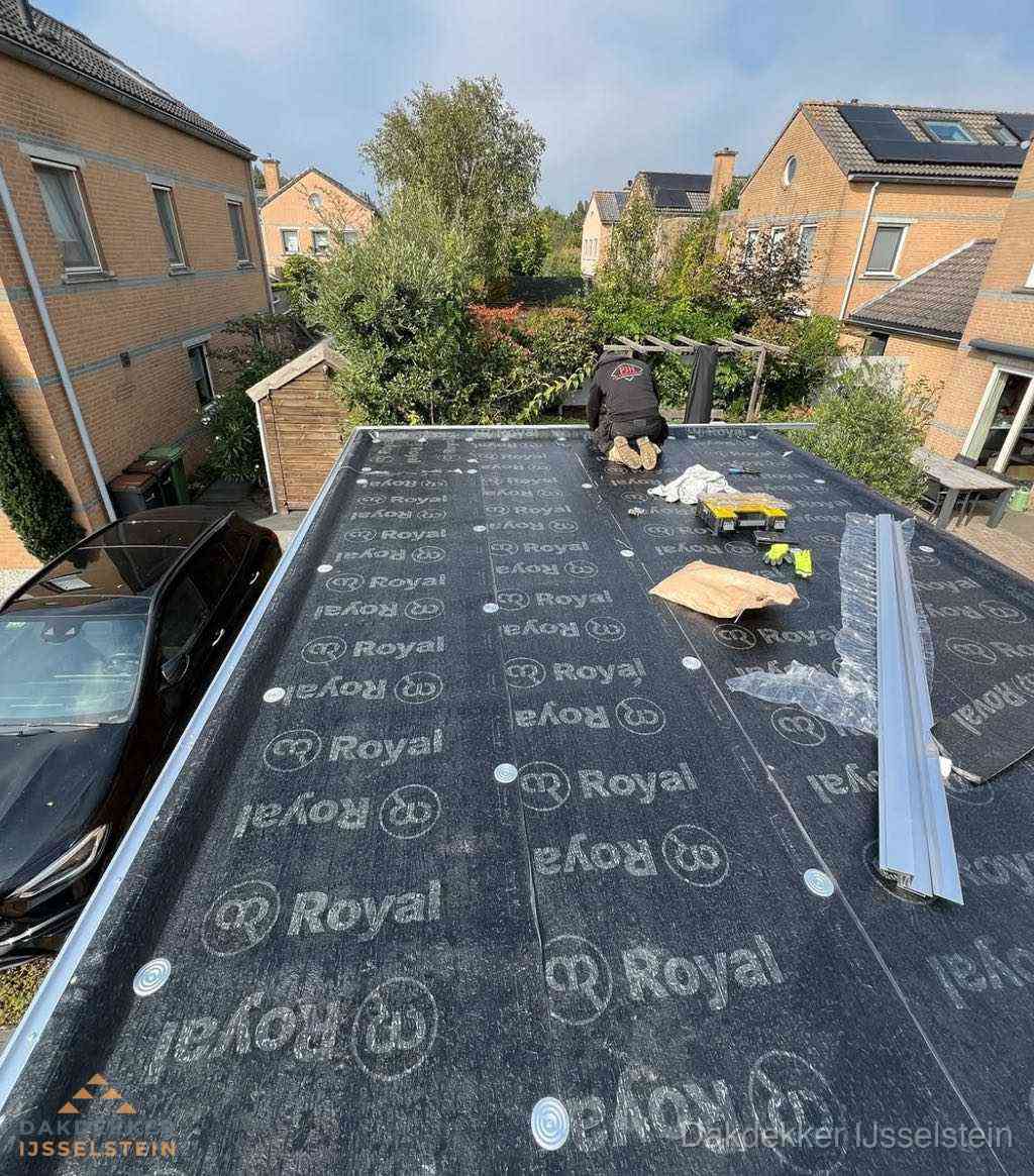 Dakdekker aan het werk op plat dak renovatie in IJsselstein