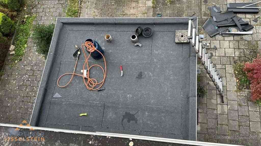Plat dak met nieuwe bitumen bedekking in IJsselstein