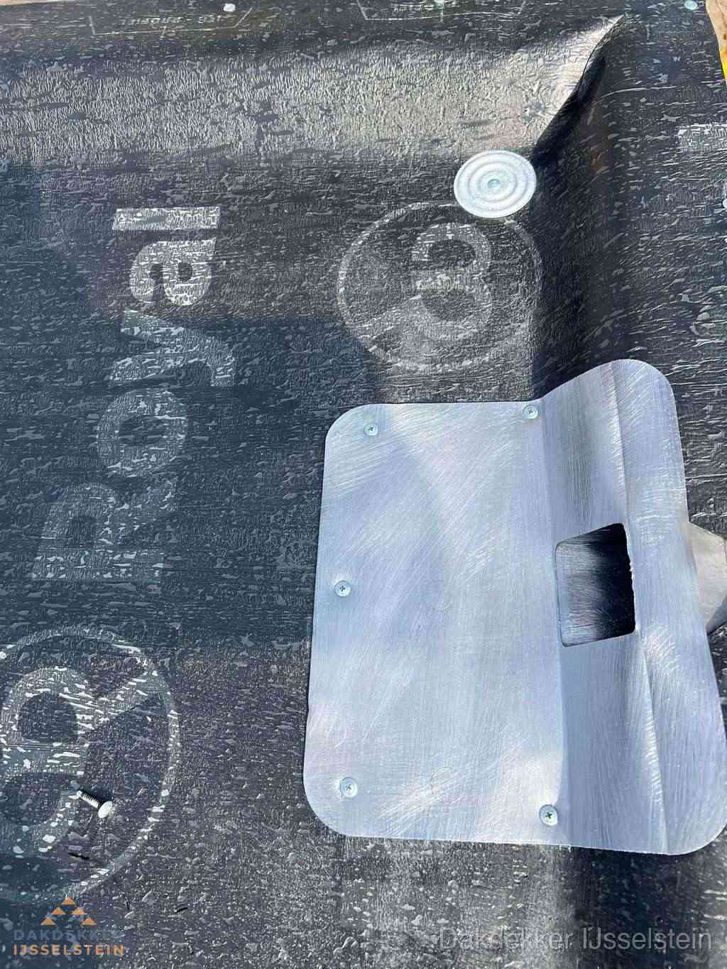 Dakdoorvoer met metalen afvoerplaat op bitumen dak in IJsselstein