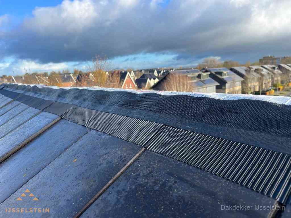Dakisolatie bij de nok met ventilatieprofiel op schuin dak in IJsselstein
