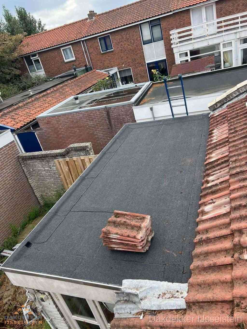 Aanbouw plat dak met reservepannen voor dakpannen vervangen in IJsselstein