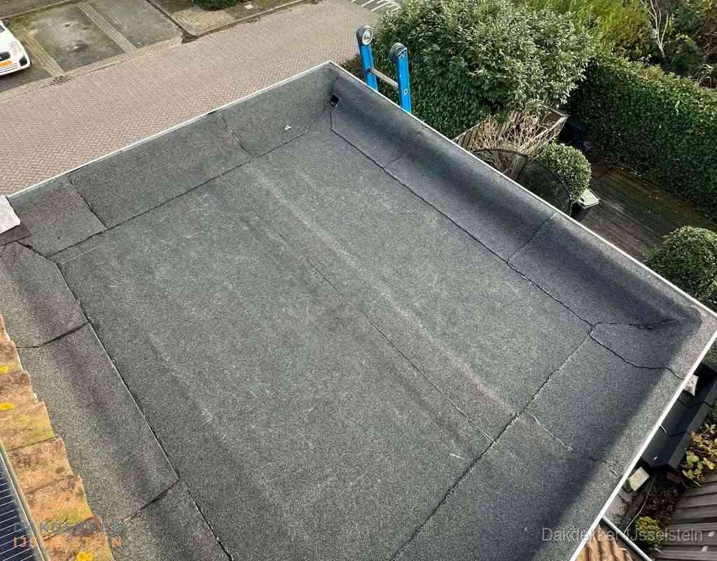Gerenoveerd plat dak met nieuwe bitumen dakbedekking in IJsselstein