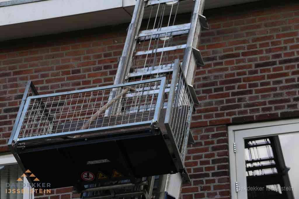 Ladderlift met dakpannen voor dakpan reparatie in IJsselstein