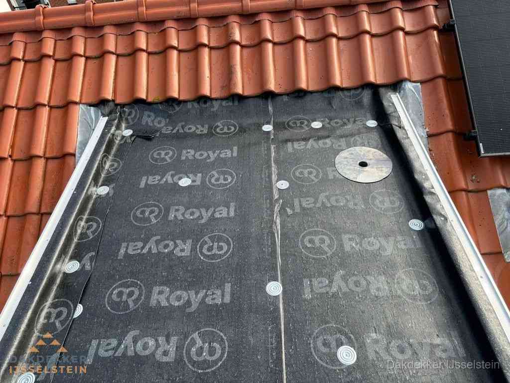 Nieuw dak met dakpannen en Royal onderlaag bij woning in IJsselstein