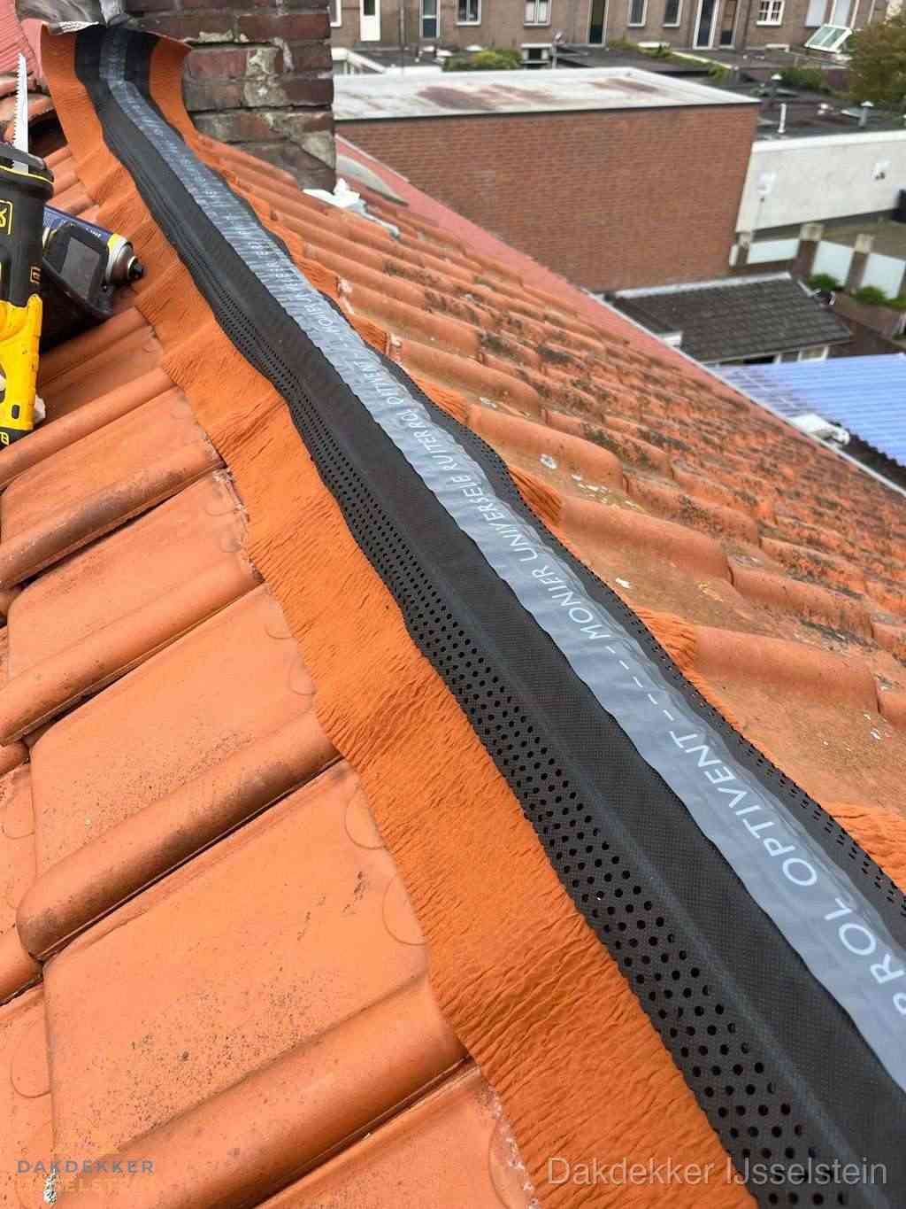 Plat dak aanbouw met bitumen naast schuin pannendak in IJsselstein