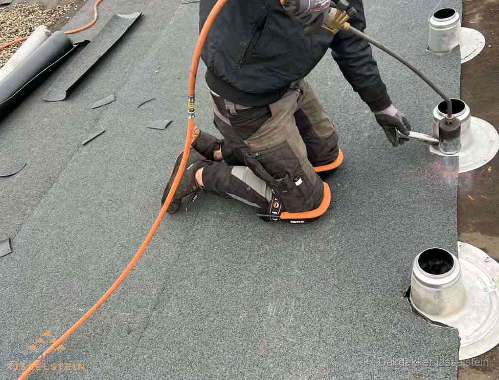 Gereedschap op nieuw plat dak na renovatie in IJsselstein