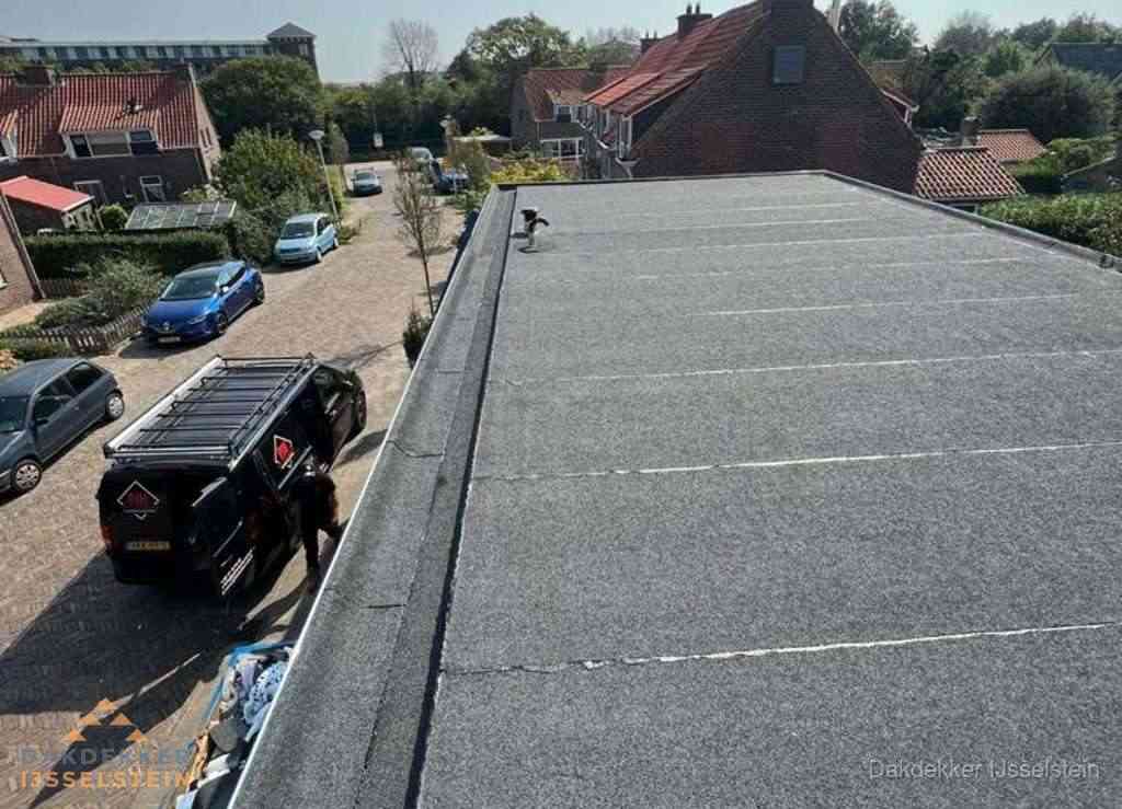 Nieuw bitumen plat dak met uitzicht over landschap in IJsselstein