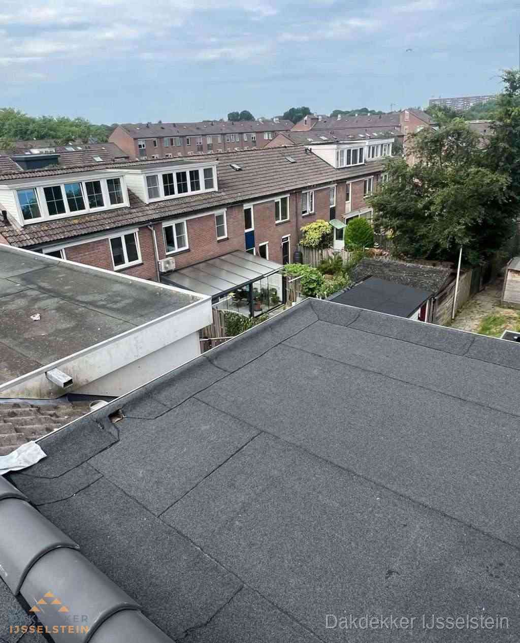 Vernieuwd plat dak met bitumen in woonwijk in IJsselstein