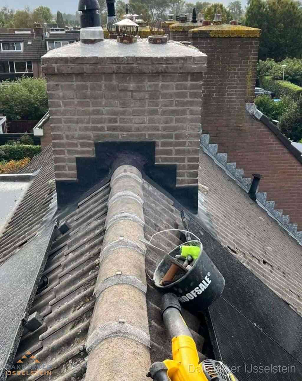 Dakdekker repareert bitumen dakleer bij dakdoorvoer in IJsselstein